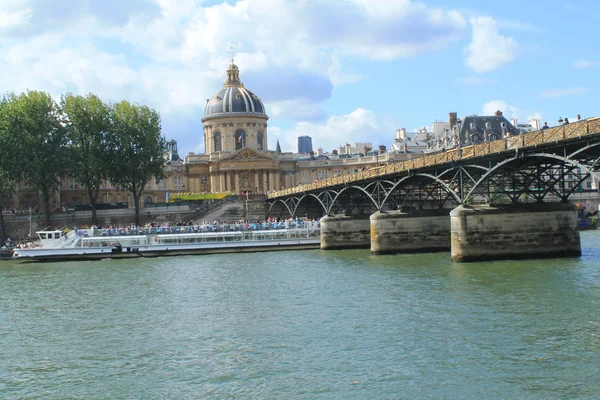 Puente peatonal en París, FRANCIA — Foto de Stock