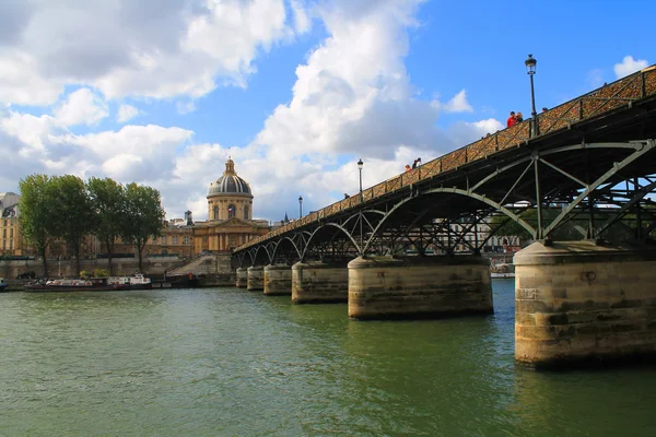 パリ、フランスの歩行者橋 — ストック写真