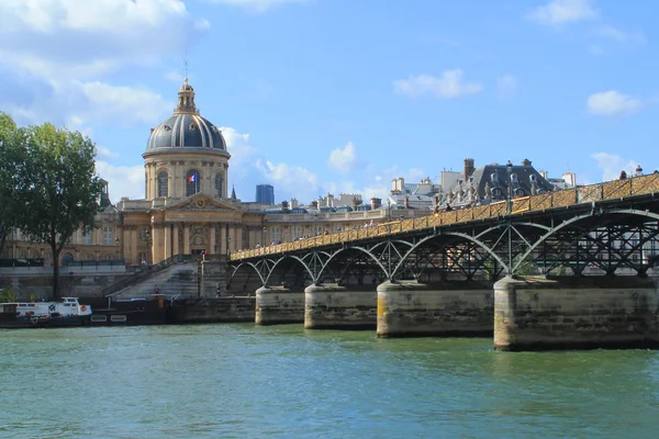 Fußgängerbrücke in Paris, Frankreich — Stockfoto