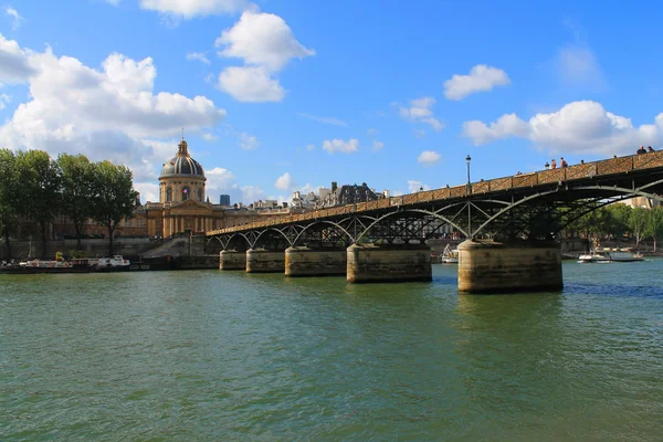 Puente peatonal en París, FRANCIA — Foto de Stock