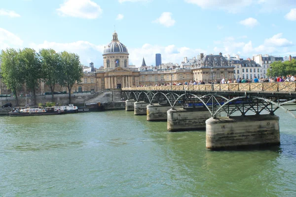 Πεζογέφυρα στο Παρίσι, Γαλλία — Φωτογραφία Αρχείου