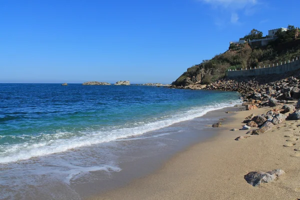 Суркуф, пляж на побережье Средиземного моря — стоковое фото
