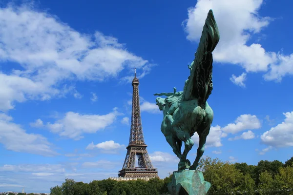 Eiffeltårnet i Paris, hovedstad og den mest folkerike byen i Frankrike – stockfoto