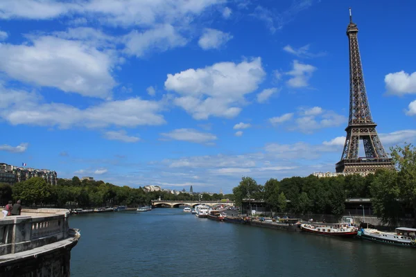 Eiffelturm in Paris, Hauptstadt und bevölkerungsreichste Stadt Frankreichs — Stockfoto