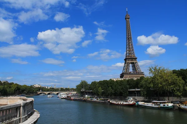 Eiffel-torony Párizsban, a tőke és a legnépesebb város Franciaország — Stock Fotó