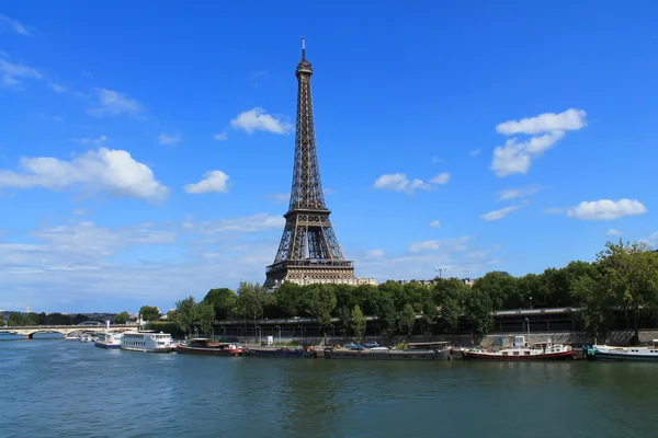 Eiffel-torony Párizsban, a tőke és a legnépesebb város Franciaország — Stock Fotó