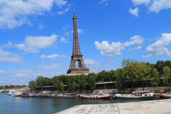 Torre Eiffel en París, capital y la ciudad más poblada de Francia —  Fotos de Stock