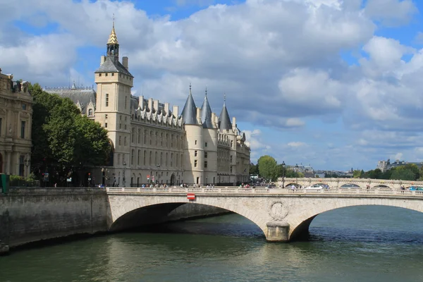 Monumentet i kanten av Seine, Paris — Stockfoto