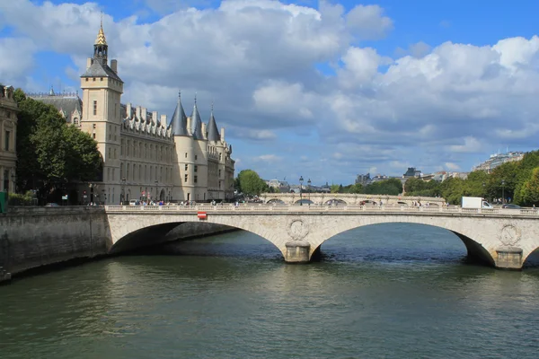 Denkmal am Rande der Seine, Paris — Stockfoto