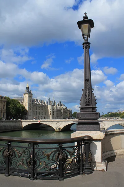 A szélén a Szajna, a párizsi emlékmű — Stock Fotó