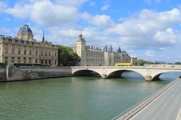 세 느 강, 파리의 가장자리에 있는 기념물 — 스톡 사진