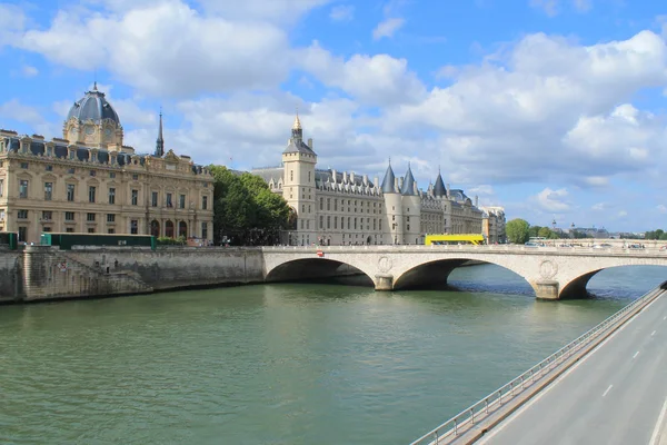 Monumento ai margini della Senna, Parigi — Foto Stock