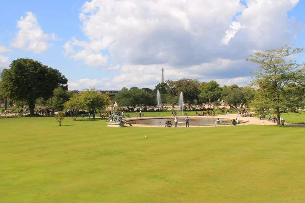 Jardín de las Tullerías en París, Francia — Foto de Stock