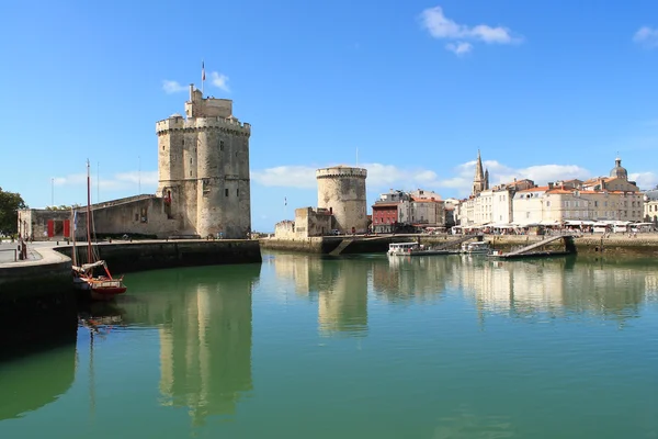 Sur duvarları ve La Rochelle, Fransa'nın Ortaçağ kuleleri — Stok fotoğraf