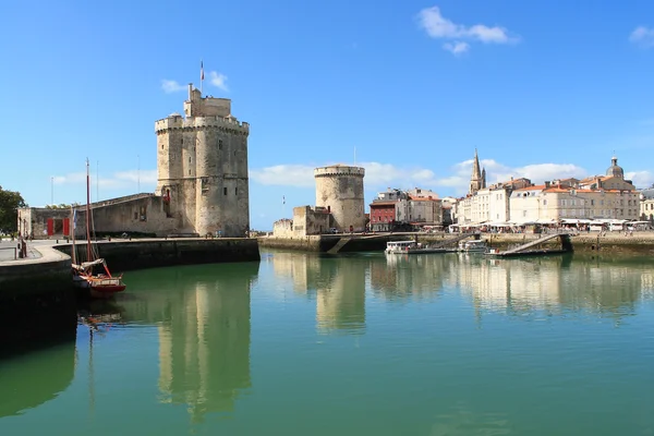Befästningar och medeltida tornen i La Rochelle, Frankrike Stockbild