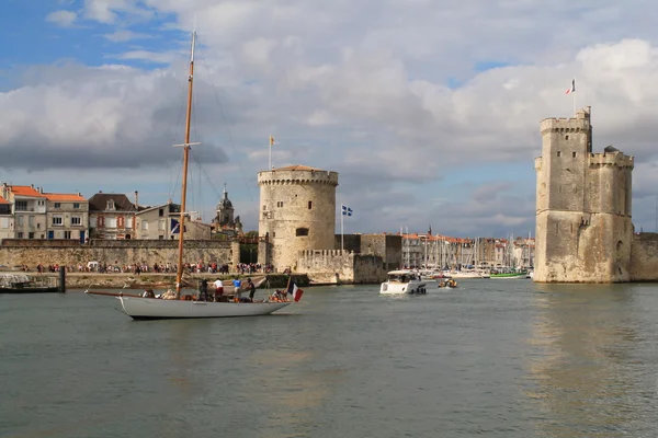 Befästningar och medeltida tornen i La Rochelle, Frankrike — Stockfoto