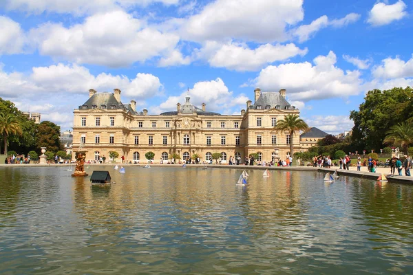 Люксембургский дворец в Париже, Франция — стоковое фото