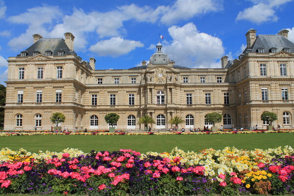 Люксембургский дворец в Париже, Франция
