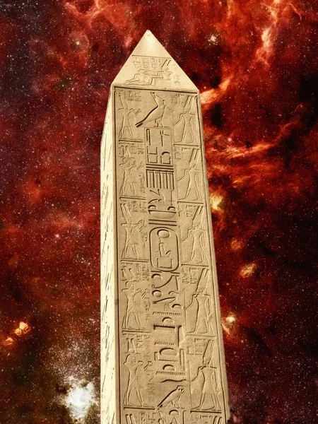 Monoliet in de tempel van Karnak en infrarood Galactic Center (E — Stockfoto