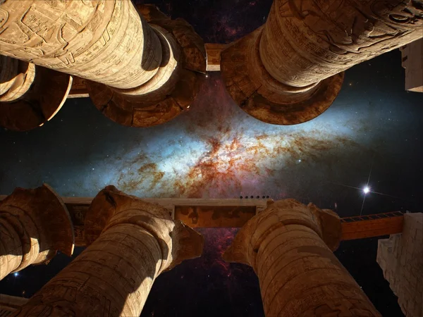 Karnak kolumn i galaktyka cygaro (elementy tego obrazu BEA Obrazy Stockowe bez tantiem