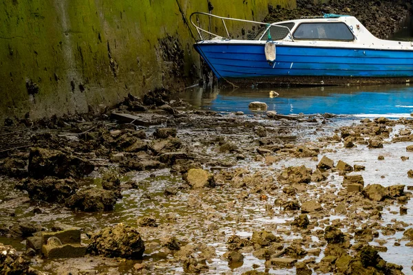 Barco de pesca abandonado — Fotografia de Stock