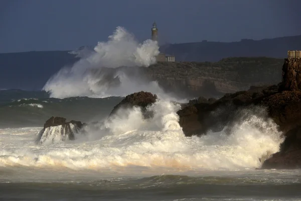 Onde scatenate sulla costa del Mar Cantabrico — Foto Stock