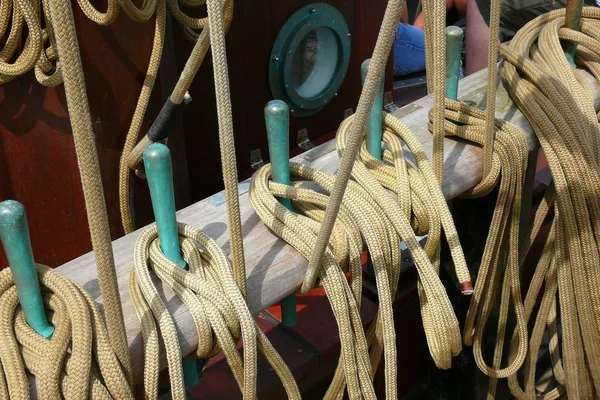 Detalhe de cordas e uma escuna fraudes — Fotografia de Stock