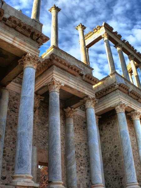 Колонны в римском театре в Мериде
