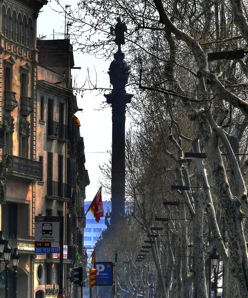 Ramblas v Barceloně a socha columbus — Stock fotografie