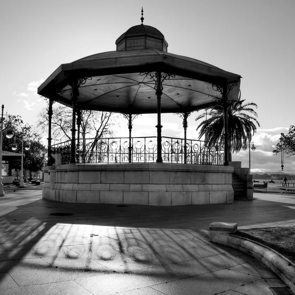 Kiosque à musique dans les jardins — Photo