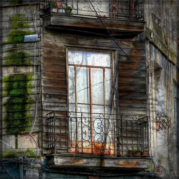 Balcón frente a casa abandonada —  Fotos de Stock