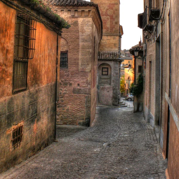 Narrow alley in Toledo (Spain) — Stock Photo, Image