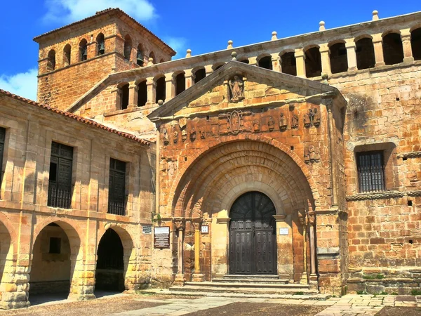 Collegiate Church of Santillana del Mar, entrane — Stock Photo, Image