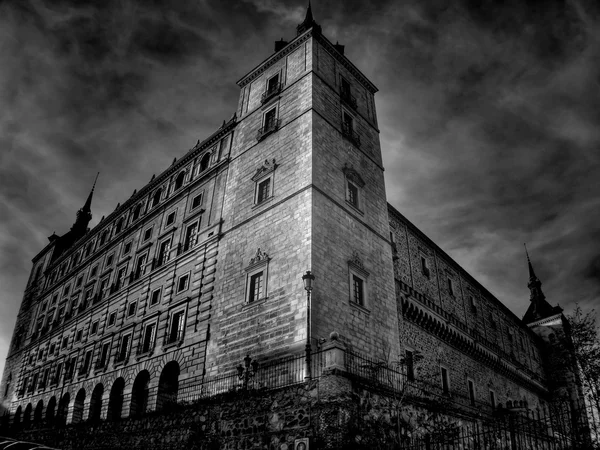 toledo alcazar (İspanya düşük açılı çekim)