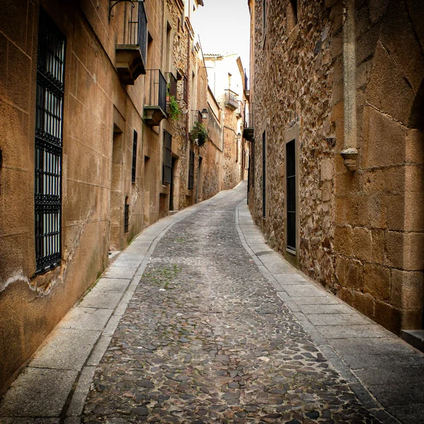 カセレスの狭い路地 (スペイン) — ストック写真