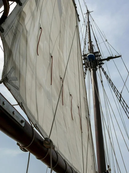 Close-up de vela e mastro — Fotografia de Stock