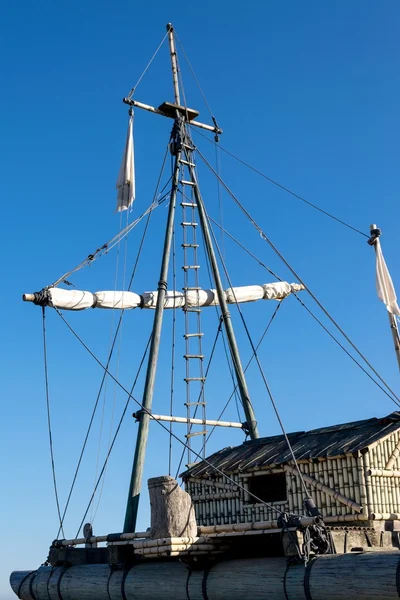 Detalj av linor, stege och vikta segel på en flotte — Stockfoto
