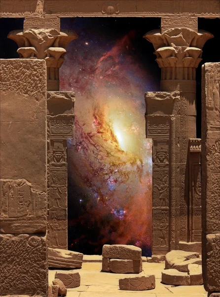 Hathor tempel op het Agilkia eiland en Galaxy M106 (elementen van thi — Stockfoto