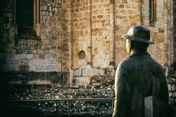 Statue of man with hat observing — Stock Photo, Image