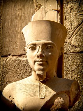 Firavun Tutankhamun Karnak Tapınağı (Luksor, Mısır'ın büstü)