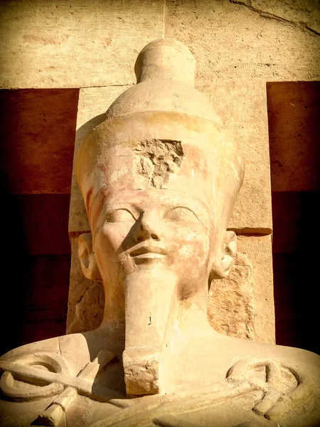Statue der Hatschepsut vor seinem Tempel in deir el-bahari (Ägypten) — Stockfoto