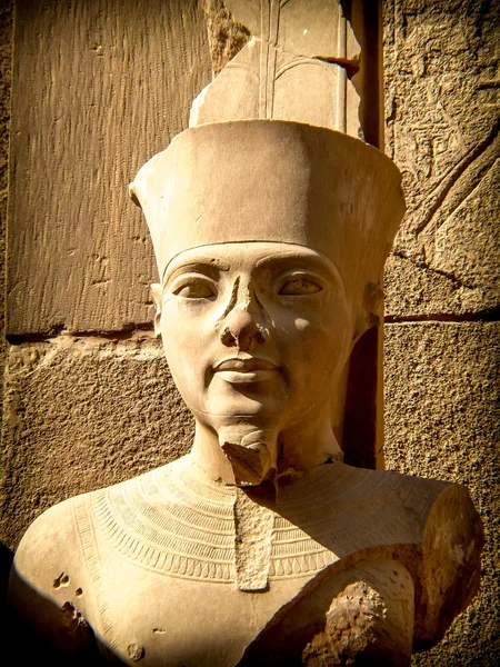 Busto de faraó Tutankhamon em Templo de Karnak (Luxor, Egito ) — Fotografia de Stock