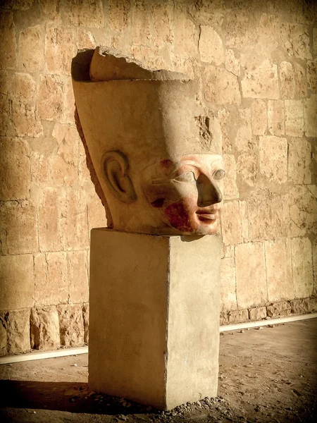 Busto de Hatshepsut en un patio de su templo en Deir el-Bahar — Foto de Stock