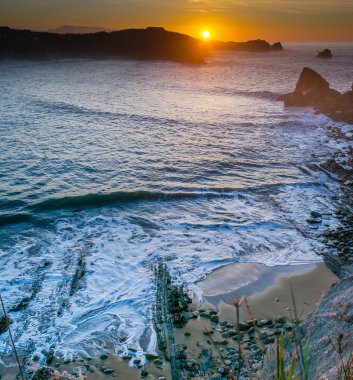 Cantabria Sahil gün batımında