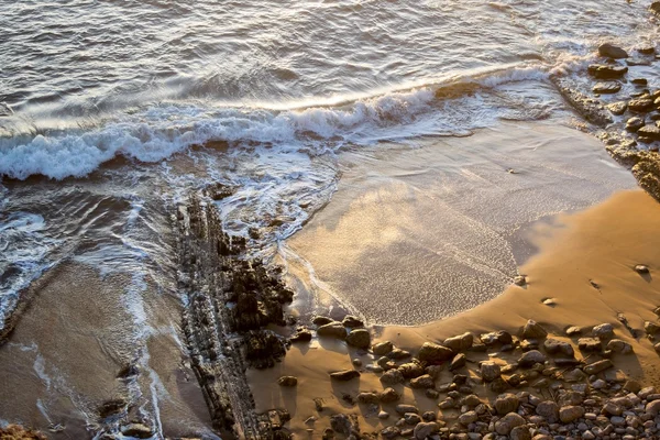 Onde che si infrangono sulla spiaggia — Foto Stock