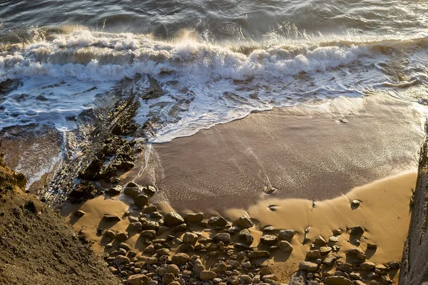 Vlny lámající se na pláži — Stock fotografie