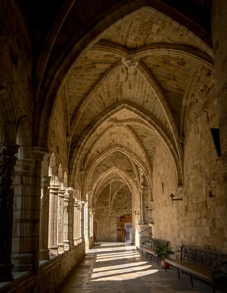 Santander Cathedral, hallway, columns and arches of the cloister — Stock Photo, Image