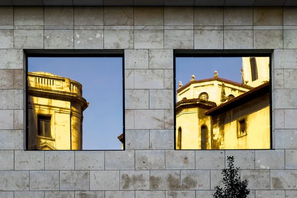 Janelas e reflexões sobre fachada de construção — Fotografia de Stock