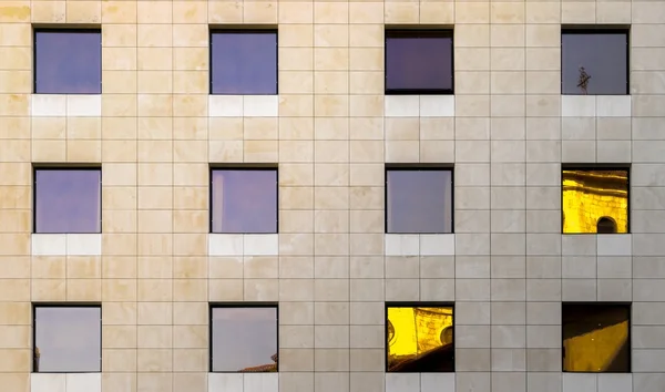 Janelas e reflexões sobre fachada de construção — Fotografia de Stock