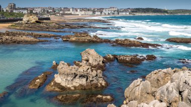 Plaj kırma dalgalar